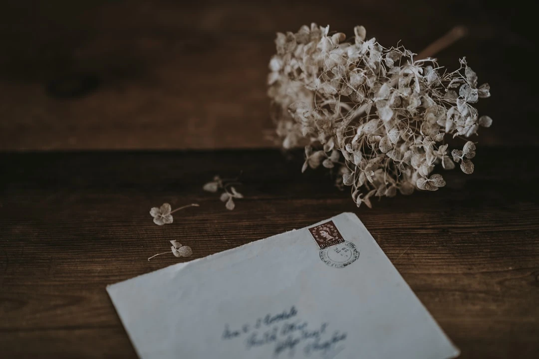 Ảnh ghi chú cá nhân hóa tại đám cưới Việt Nam với lời chúc handwritten, phản ánh chiến lược personalization trong wedding guest post quotes