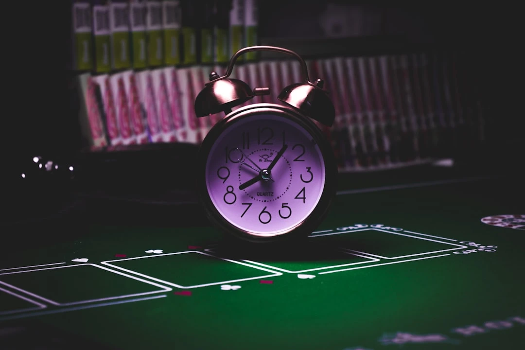Bàn casino với bài, chip, và vòng quay roulette