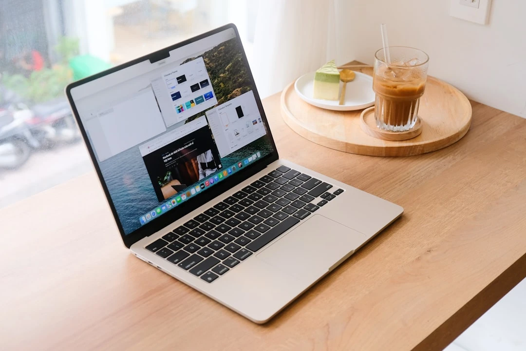 Bàn làm việc sử dụng Guest Post AI tools với máy tính, ghi chép và ánh sáng tự nhiên