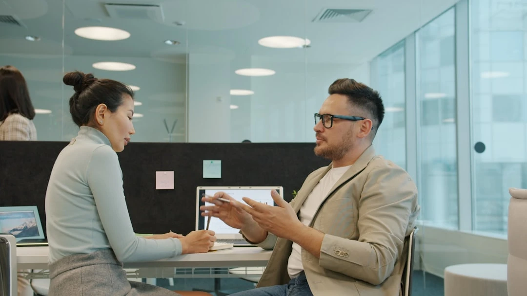 Chủ doanh nghiệp kiểm tra các dấu hiệu cảnh báo và red flags khi lựa chọn nhà cung cấp dịch vụ guest post