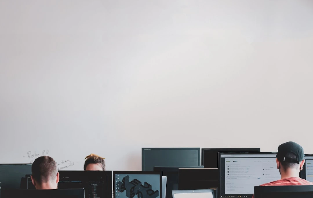 Chuyên gia đánh giá domain authority và metrics của guest posts sites trên máy tính
