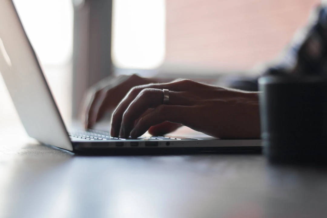 Chuyên gia digital marketing kiểm tra Domain Authority và liên quan ngành trước khi lựa chọn trang công bố