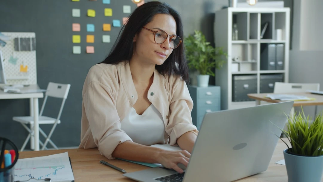 Chuyên gia SEO lập kế hoạch Guest Post AI workflow với sơ đồ chi tiết trên bàn làm việc