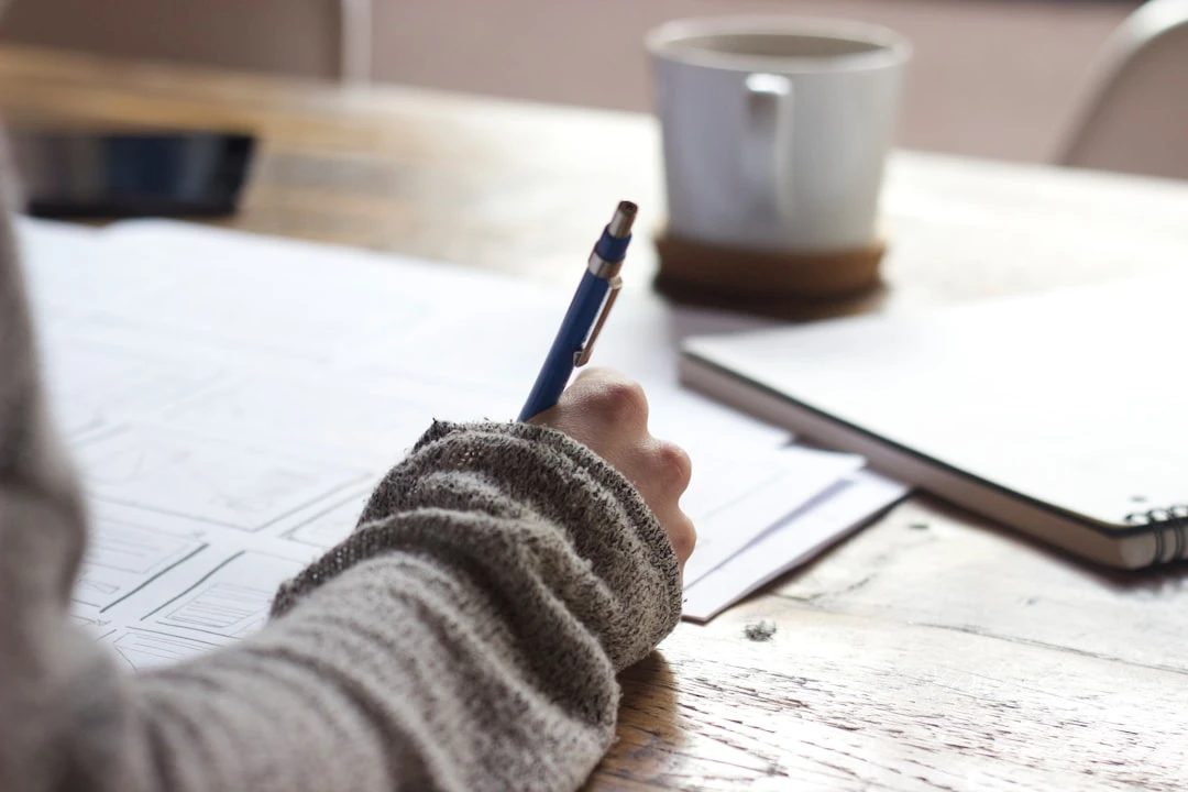 Chuyên gia SEO nghiên cứu guest post guidelines fashion trên máy tính