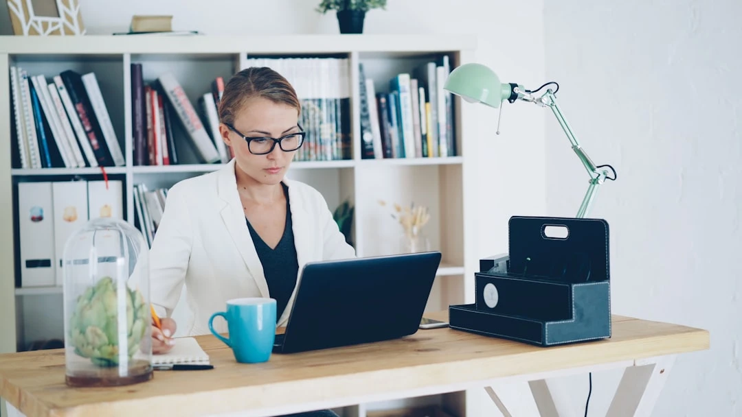 Chuyên gia SEO phân tích chất lượng backlink và domain authority