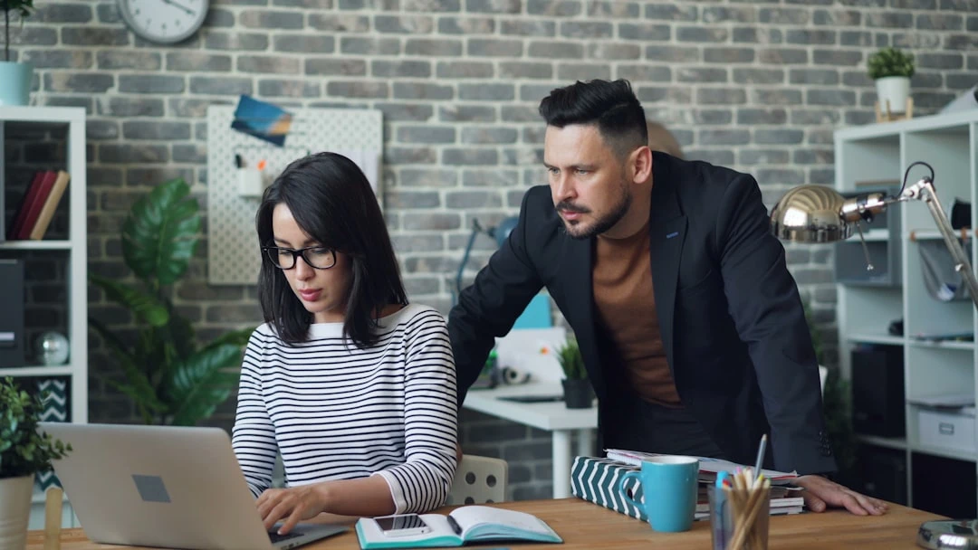 Chuyên gia SEO phân tích dữ liệu backlink từ guest post finance để đo lường ảnh hưởng