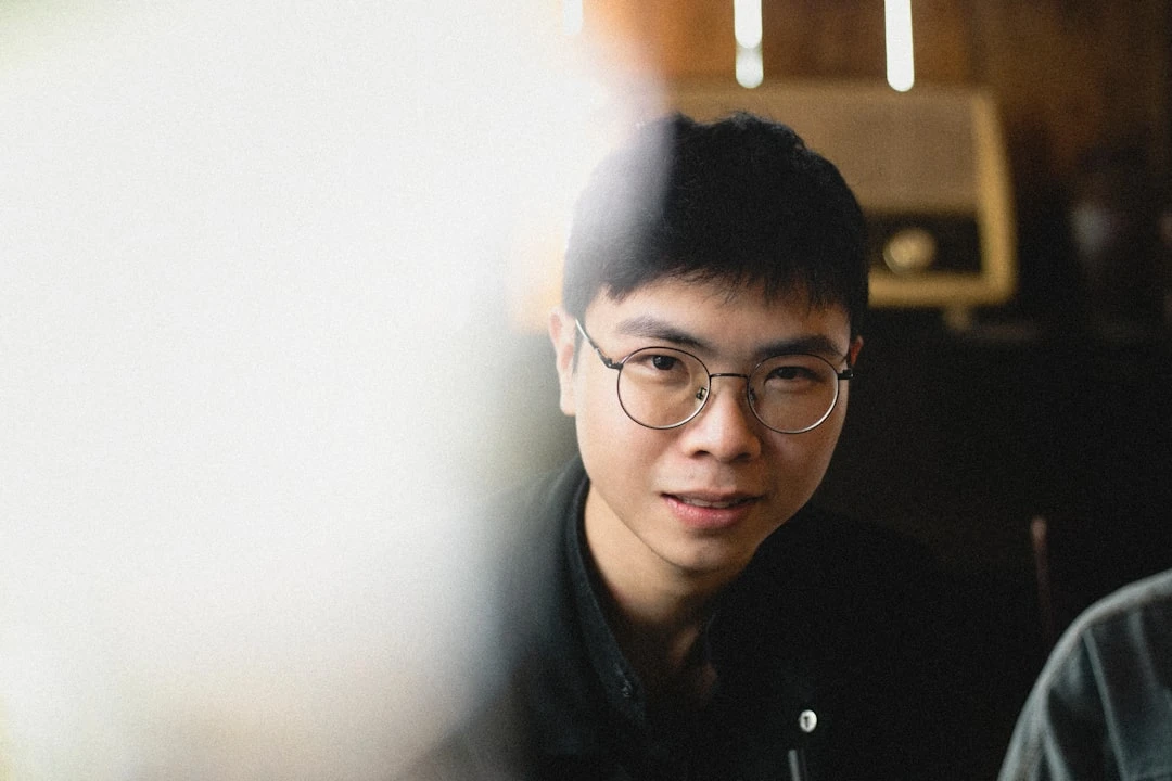 Chuyên gia SEO phân tích traffic user từ guest post trên màn hình analytics