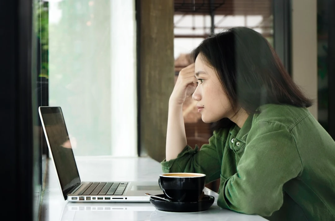 Chuyên gia SEO tìm kiếm cơ hội guest posting, phân tích blog cùng niche để xây dựng backlink chất lượng