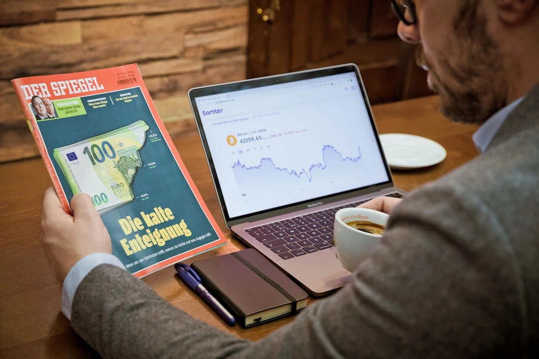 Chuyên gia SEO Việt Nam kiểm tra phân tích ranking sau guest post Forbes với dashboard trên laptop