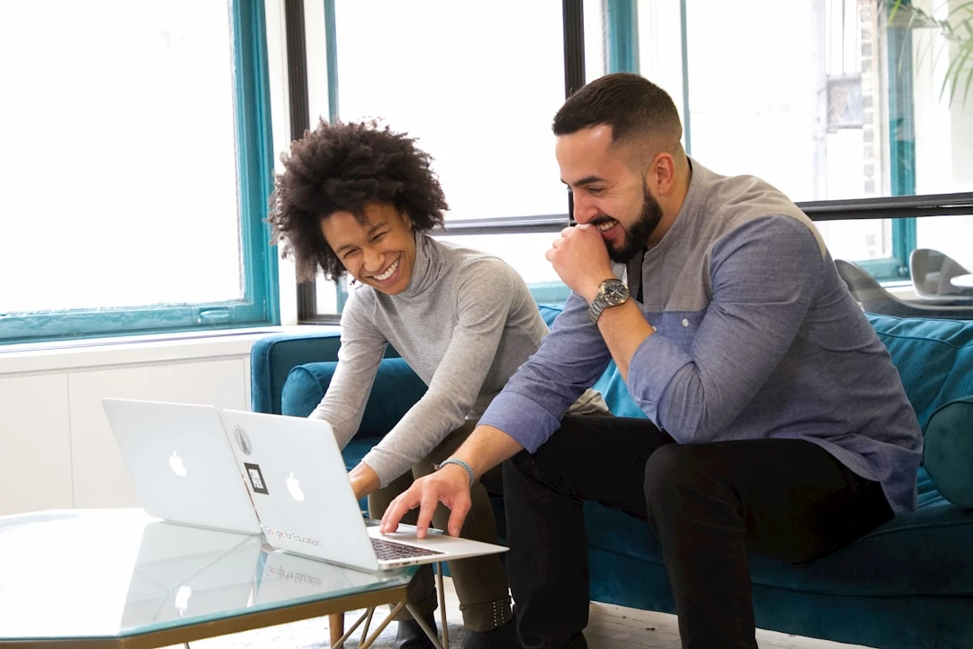 Doanh nhân Việt Nam soạn email pitch guest post Forbes tại bàn làm việc với ánh sáng tự nhiên