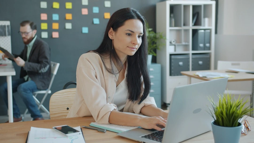 Hình ảnh chuyên gia SEO nghiên cứu từ khóa high-intent cho chiến lược SEO ngon