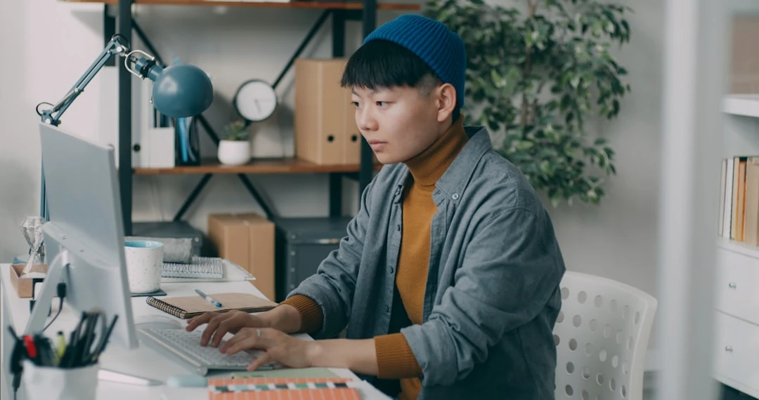 Người viết nội dung guest post tech blog theo quy chuẩn SEO, với cấu trúc heading, data-driven elements, và actionable insights