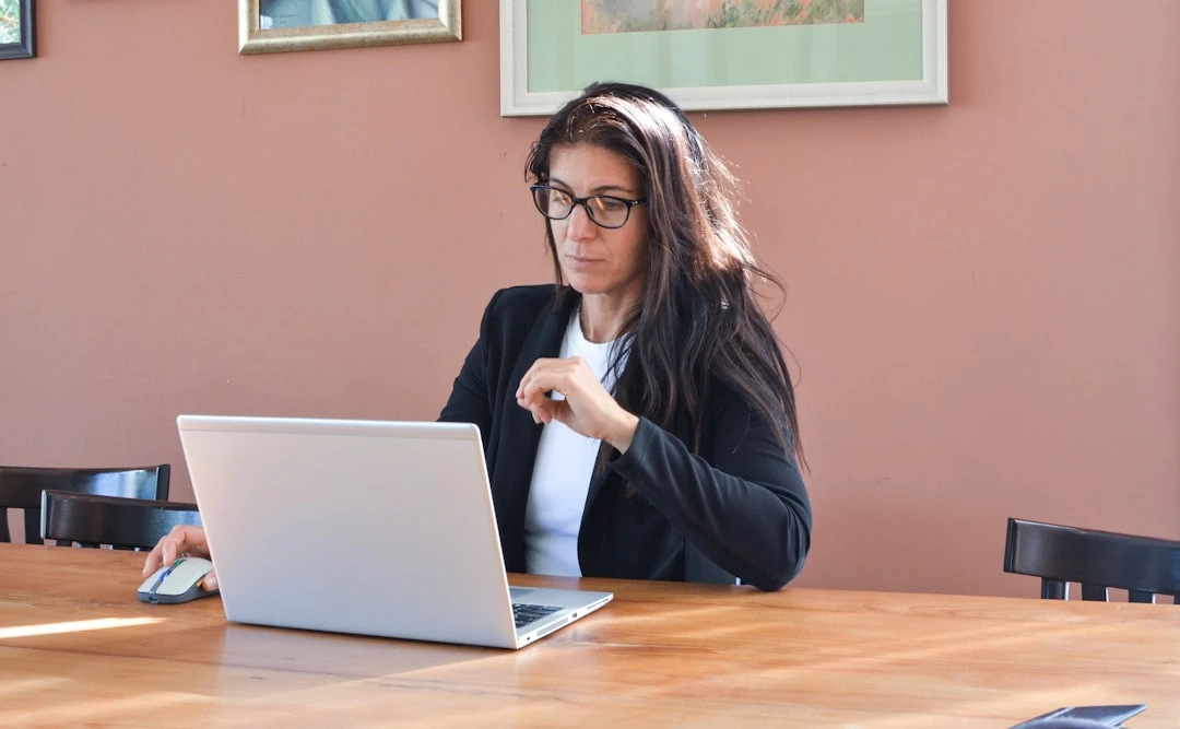 Nhà văn viết bài guest post tối ưu SEO với checklist nội dung