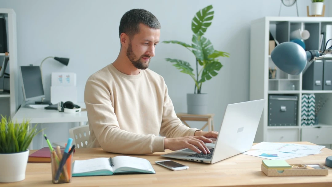 Nhà viết nội dung làm việc trên guest post finance có hỗ trợ dữ liệu và research