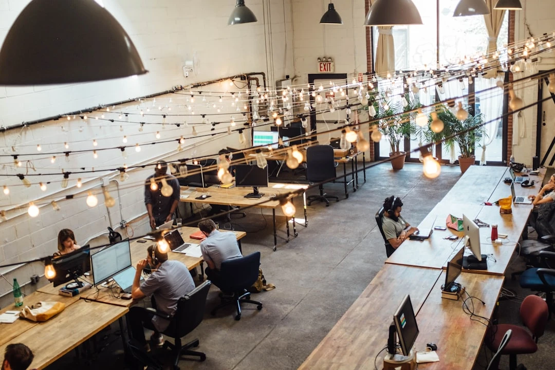 Workspace chuẩn bị guest post trên Forbes với laptop, notebook, chiếc cà phê trên bàn làm việc hiện đại